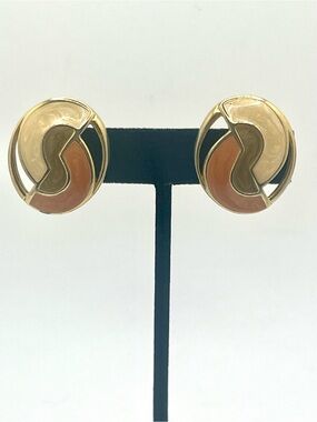 Vintage abstract enamel clip on earrings gold tone peach taupe cream